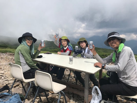 五色が原山荘前　乾杯