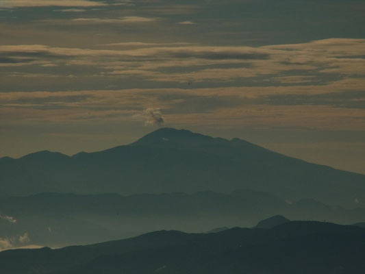 稜線から噴煙をあげる浅間山が見えます。