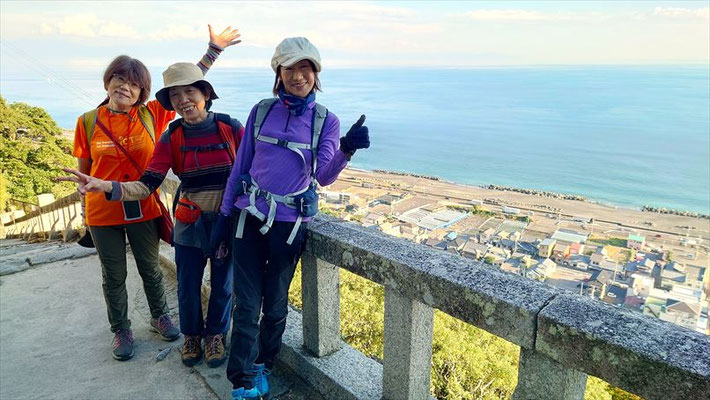 久能山東照宮、一の門から太平洋をバックに