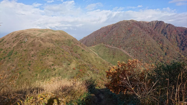 孫三瓶山山頂から左、子三瓶山。　右、男三瓶山