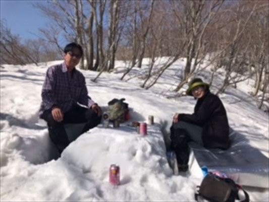 雪のテーブル＆椅子。至福の一時。