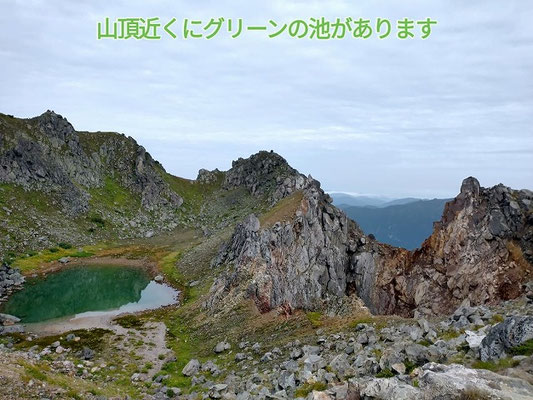 山頂近くの火口湖。エメラルドグリーンがとてもきれいです。