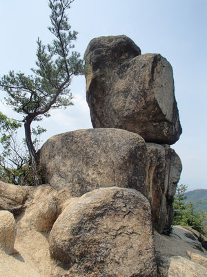 岩のオブジェ