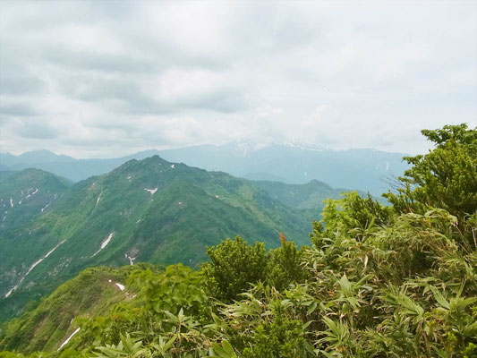大笠山山頂(1,821.8m)から笈ケ岳と後ろに白山
