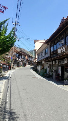 歩いて戻った洞川温泉の町並み。多くの旅館と陀羅尼助丸を売る店が並んでいた