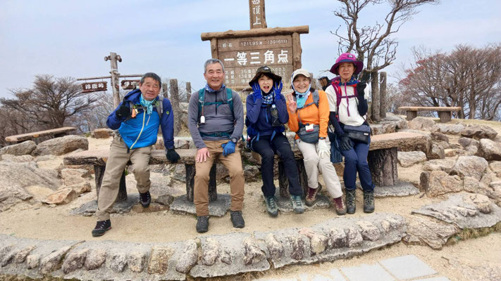 強風の山頂、登山者は写真を撮っていただいた方一人だけ