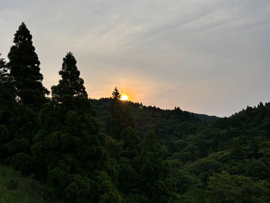 朝日が昇ります。
