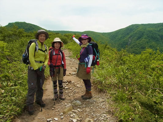 稜線に出ると向かって左に、こつぶり山。右に、取立山が。