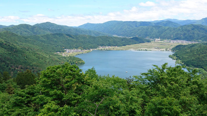 賤ケ岳山頂から余呉湖。　余呉湖を取り巻く山が良く分かります。右から一周しました。