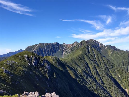 稜線から木曽駒ヶ岳を望む