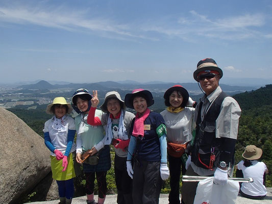 天狗岩の上で記念撮影