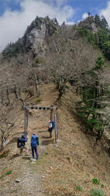 レンゲ辻の女人結界門、その向こうに山上ヶ岳