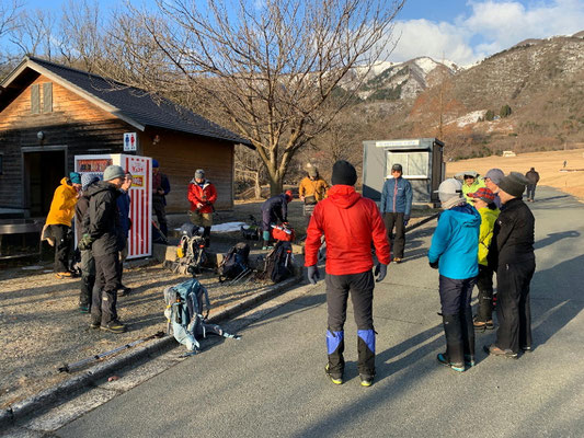 朝の打ち合わせ。高原に雪なし、奥の白い山が寒風