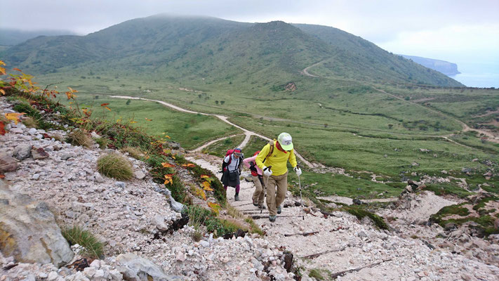 登山道は活動盛んな正面を巻いて付けられています