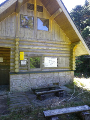 狼平小屋、すぐ近くの川で水を補給。きれいでおいしい水。