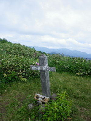 経が岳山頂、奥に白山や別山が見える