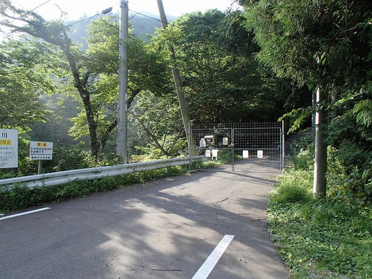 神崎川上流への林道にできたゲート