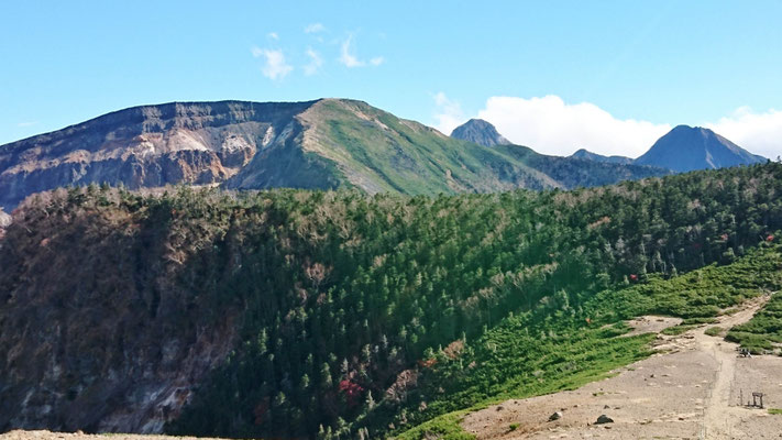硫黄岳(2,760m)の縞模様と八が岳本峰(赤岳)