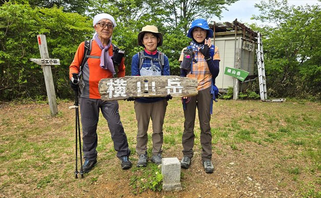 横山岳(西峰)山頂にて