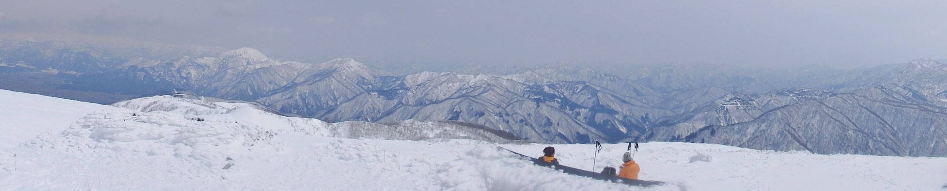銀杏峰山頂からパノラマ写真　高く白い山が荒島岳　のんびりと絶景を楽しむ