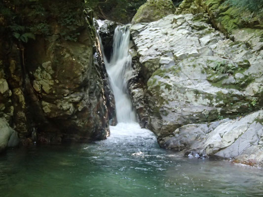 岩溝の奥にかかる4m滝