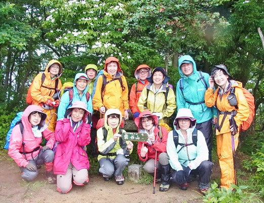 雲谷山山頂(786.6m)で山頂到着証拠写真