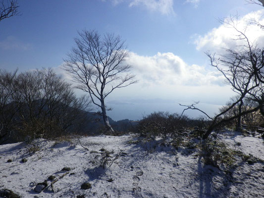 ピークから琵琶湖や高島方面を展望