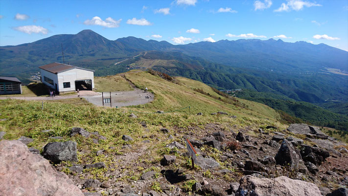 左、蓼科山。 右、八ヶ岳連峰