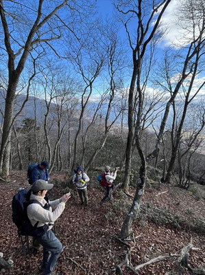 尾根に乗ると木々は葉を落とし景色が広がります