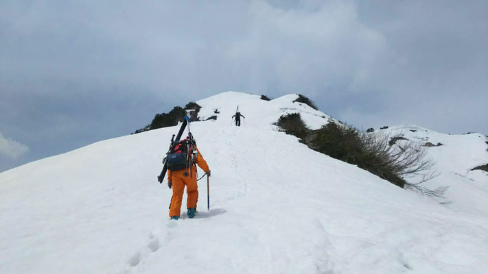 板、重く、足取り重い。