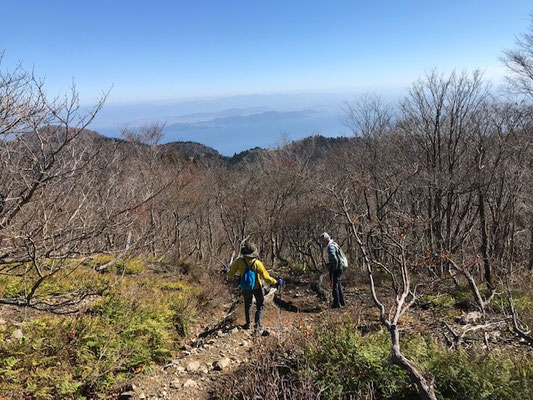 コヤマノ岳途中の沢まで水を汲みに行きます。