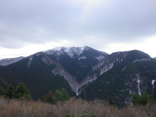 少し空が明るくなってきて山頂も見える