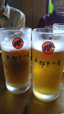 メンバー約3人はビールでまったり。