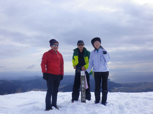 寒風山頂で