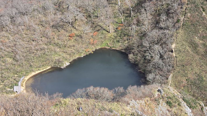 少し登るとハート型の夜叉ケ池が見えます