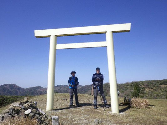 入道ヶ岳山頂、椿大神社の大きな鳥居