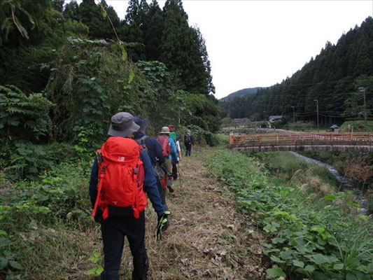 一条谷川沿いを歩いて戻る