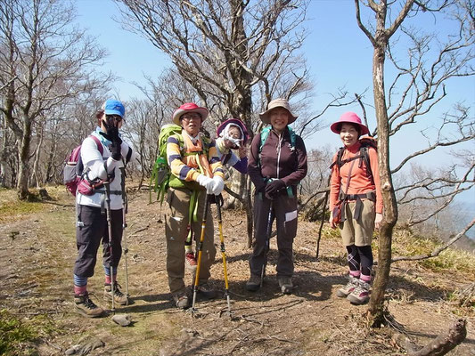 14:45 ７座目コヤマノ岳(1,181ｍ)山頂にて