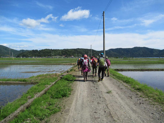 さあ、真正面が余呉駅です。余呉駅で一周完了となります。
