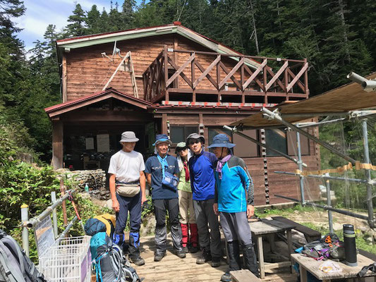 4日目、薬師沢小屋前。やっと晴れ間が。