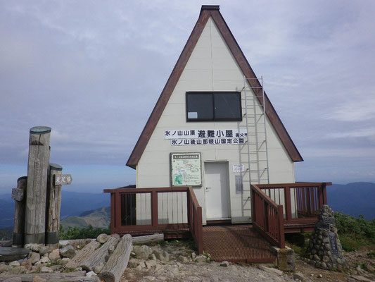 山頂避難小屋、きれいで広い