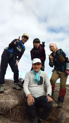 展望の良いオウム岩で記念撮影