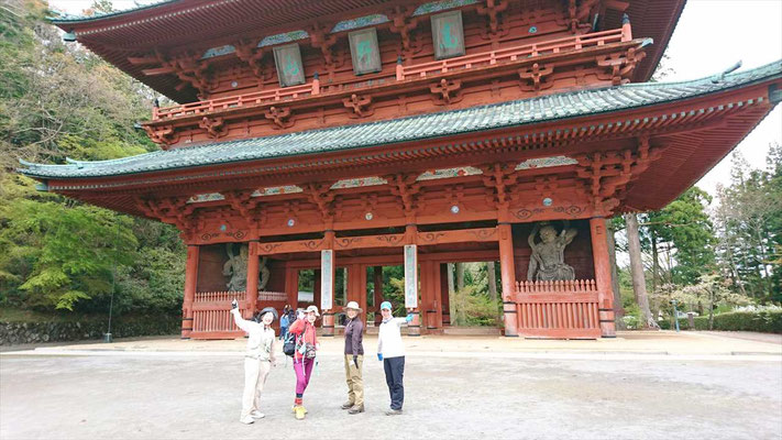 やっと高野山、大門に到着