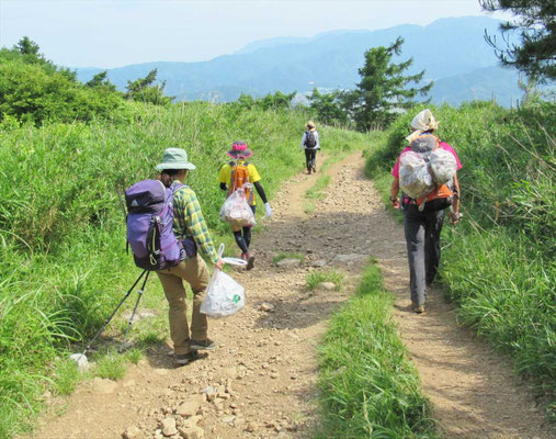ゴミを背負って下山