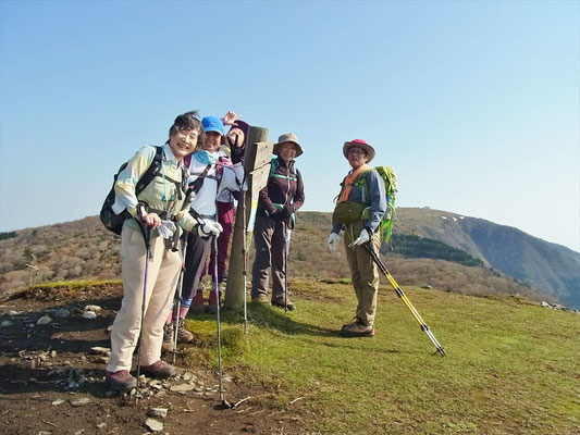 8:15　２座目、ホッケ山(1,050ｍ)山頂にて