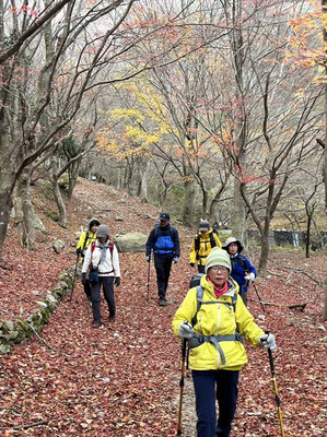 正面谷に下りてきました。ここも紅葉が綺麗です。