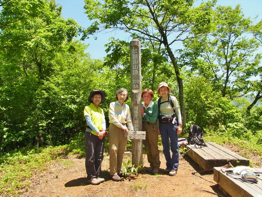 三頭山山頂(777.5ｍ)で