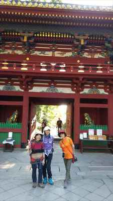 久能山東照宮の楼門にて