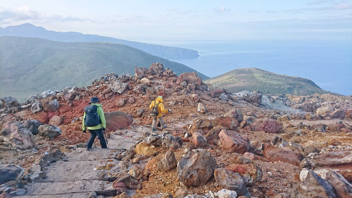 下山する頃は青空も広がり津軽海峡を眺めながら下ります