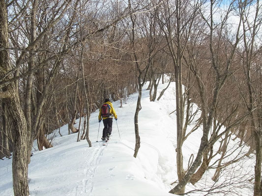 雪庇に気をつけて進みます